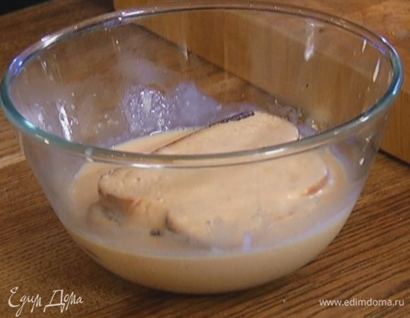 Опустить тосты в яичную смесь и дать им пропитаться в течение минуты.