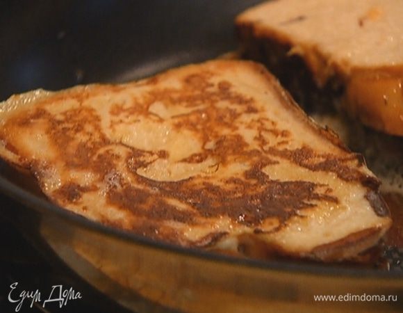 Разогреть в тяжелой сковороде сливочное масло и обжарить хлеб с двух сторон.