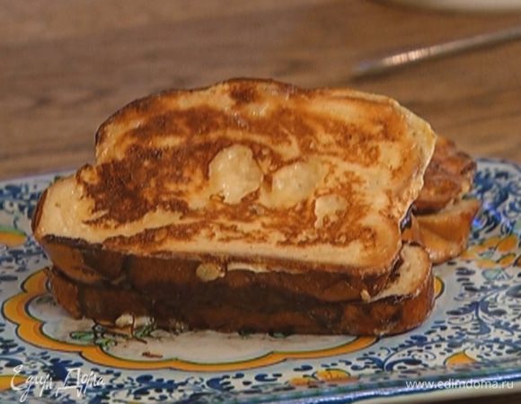 Готовые тосты присыпать сахарной пудрой.