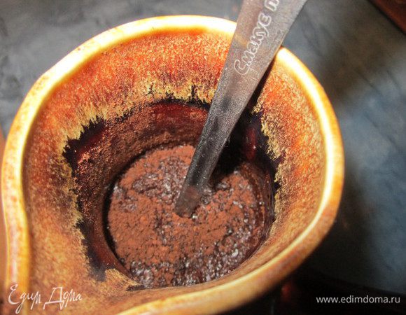 -2 ст. холодной воды 
Примечание-сахар я не добавляю...но с сахаром Очень вкусно(можете ложить по желанию) 
все перемешиваем и ставим на огонь 