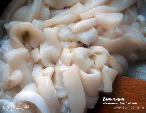 Присоединить подготовленные и нарезанные (произвольно, но не очень крупно) кальмары, обжаривать 3 минуту. После чего влить вино и подождать буквально минуту-две, пока не уйдет резкий алкогольный запах. 