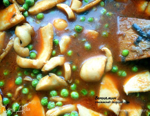 За 3-5 минут до готовности (желаемого состояния) добавить горошек, предварительно не размораживая, и хорошо его прогреть. При подаче присыпать петрушкой. Идеально с рисом, особенно сортом "басмати" или "жасмин". 