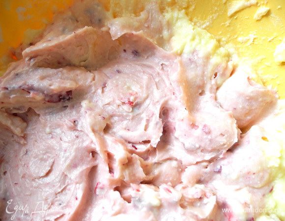 Масло нарезать маленькими кубиками, растереть с творогом и сахарной пудрой (я использовала блендер). Добавить горсть клюквы и снова взбить. 