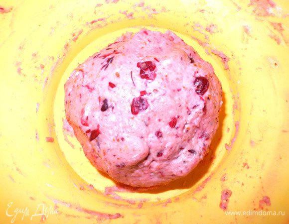 Затем добавить молотый миндаль и муку и хорошенько всё перемешать. Затем добавить цедру и оставшуюся клюкву и снова размешать. Скатать шар и поставить в холодное место на час.