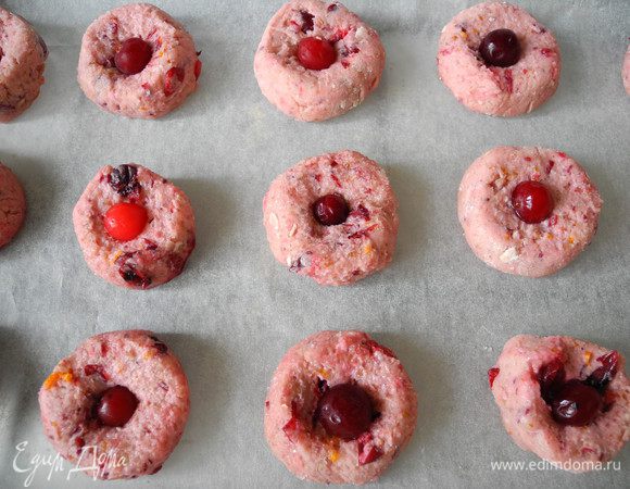  Затем раскатать в пласт шириной 1 см и вырезать сердечки. 
Я же разделила на две части, одну сформировала в виде колбаски, а вторую раскатала.
Колбаску нарезала кусочками шириной 1 см, положила их на противень и украсила клюковкой.