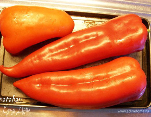 Перцы (у меня красные 2 шт. с острыми носиками и половинка с тупым носиком) помыть, обсушить  и выложить на противень. Противень поставить в разогретую до 200 градусов духовку и запекать перцы 20 минут, периодически их переворачивая.