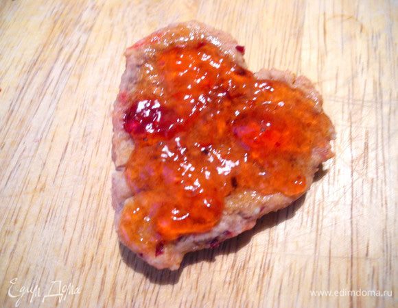 Поскольку каждый из нас хочет найти свою половинку или уже нашел её, то половинки моего печенья тоже встретились. Я скрепила их при помощи клубничного джема. 