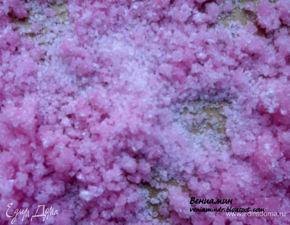 Предварительно приготовить цветной сахар по рецепту, которым любезно поделилась НатаЛи: http://mysweetcookbook.blogspot.com/2011/08/blog-post_26.html. У меня, то ли из-за влажности в квартире, то ли из-за ленивого и редкого перемешивания, сахар получился комковатым, но это дело поправляется за 10 секунд с помощью скалки:) Также полагаю, нужно брать сахар с более крупными кристаллами, а не как у меня. 