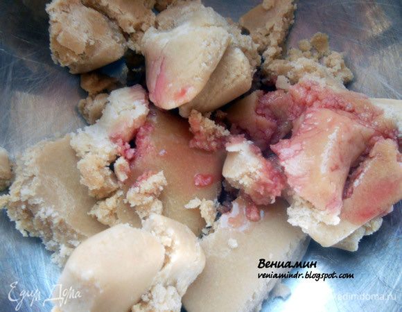 Соединить марципан и сироп и с помощью комбайна/миксера хорошо растереть в однородную массу. 