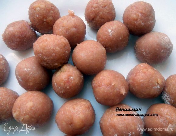 Сформировать конфеты (удобно делать руками, слегка присыпанными сахарной пудрой). 