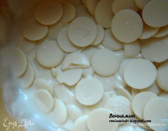 На водяной бане растопить глазурь. 