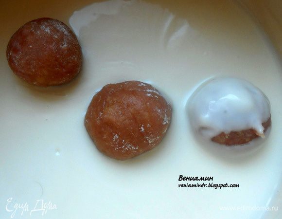 С помощью вилки (двух вилок) конфеты опустить в глазурь, после чего разместить на решетке. 