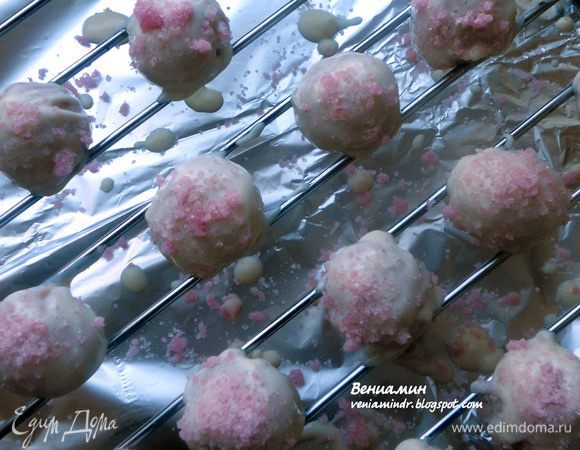 Пока глазурь не схватилась, присыпать цветным сахаром. Дать полностью застыть и подавать! Примерно 15+- конфет. 