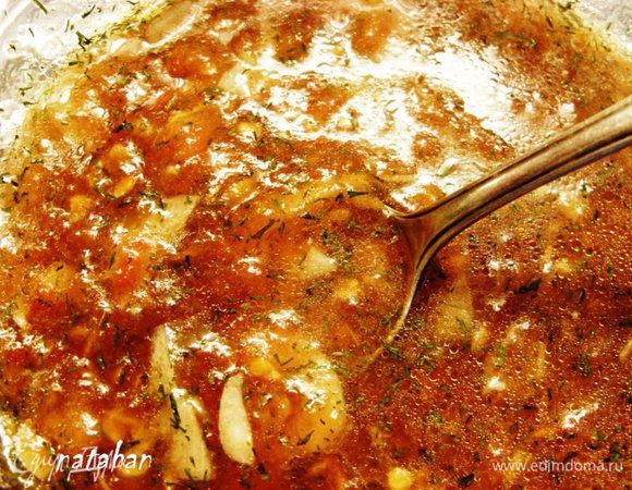 Помидоры помыть, обсушить и натереть на мелкой терке. Чеснок почистить и мелко нашинковать. Смешать в салатнике помидоры, чеснок, соль, сахар, укроп и растительное масло - соус-заливка готов. 