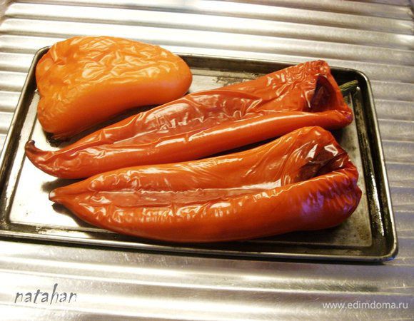 Достать противень из духовки.