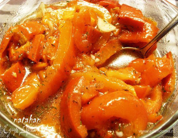 Почищенный печёный перец нарезать тонкими полосками и добавить к соусу-заливке. Перемешать. Дать настояться минут 10-15. Всё готово. Приятного аппетита!