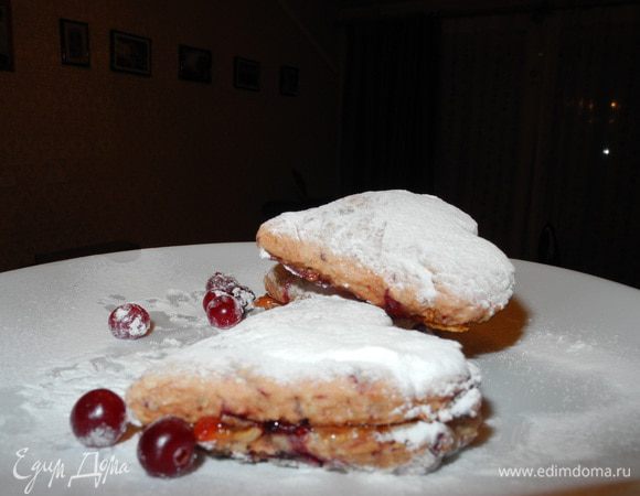 А теперь можно заварить душистый чай, пригласить к столу  свою половинку и угостить его (или её) вкусным ягодным печеньем;))