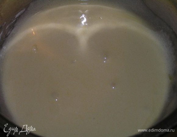 Духовку разогреть до 180*С. Отделить белки от желтков. Желтки растереть с сахаром, 