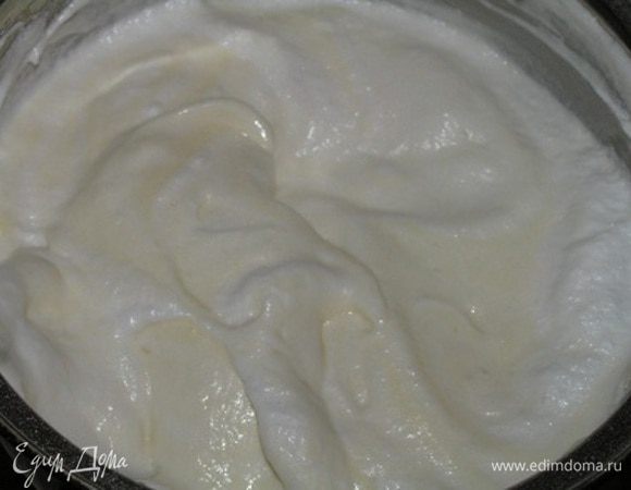 перемешивая лопаткой медленно, снизу вверх.