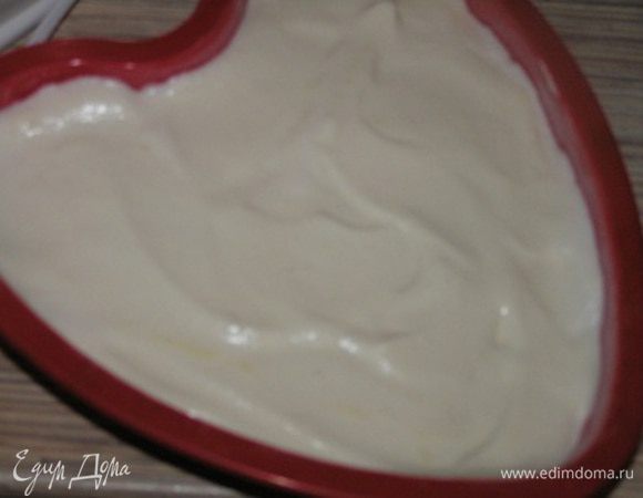 Тесто выложить в форму, застеленную бумагой для выпечки (у меня силиконовая, смазанная маслом)