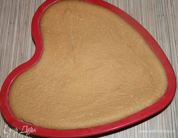 Выпекать бисквит около 25 минут. Дать остыть.