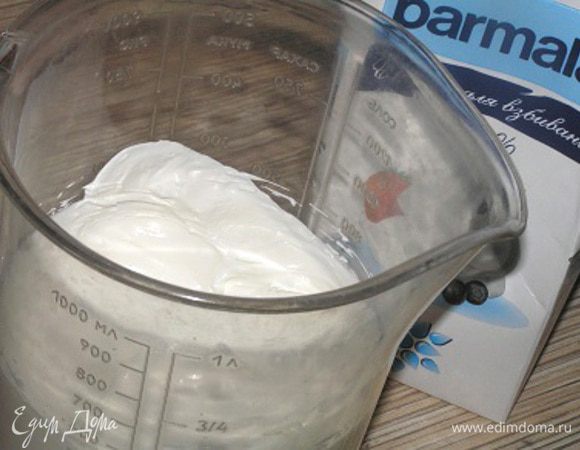 Сливки хорошо взбить до устойчивых форм пик, во время взбивания постепенно добавлять сахар.