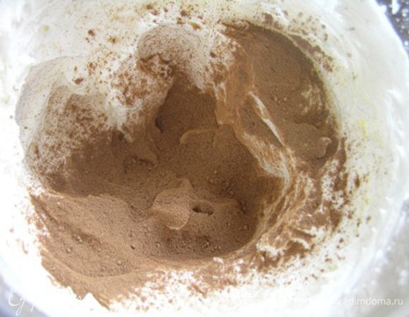 Просеять в сливки какао, перемешать до однородной бежевой массы. (Крем должен держать форму и быть крепким!)
