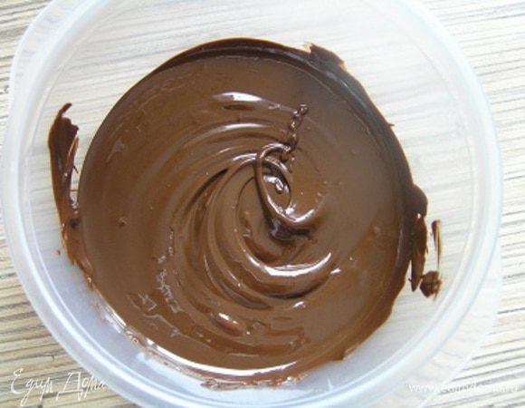 Растопить шоколад на водяной бане (или в микроволновке). 