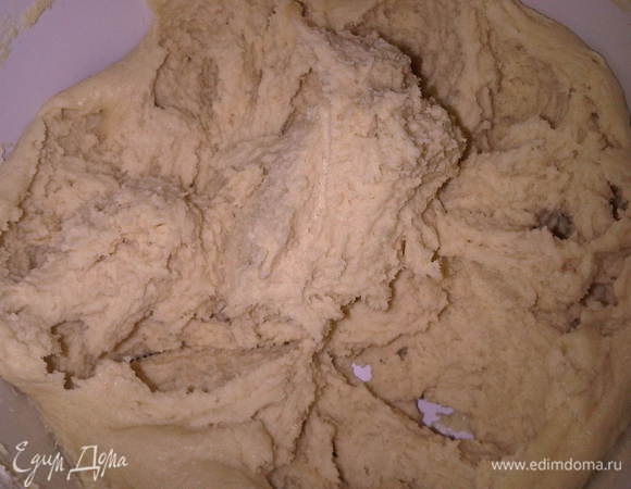 Размягченное сливочное масло взбить с сахаром, добавить сметану, соду, погашенную уксусом, еще раз все перемешать, затем добавить муку и вымесить тесто (тесто получается довольно крутое.