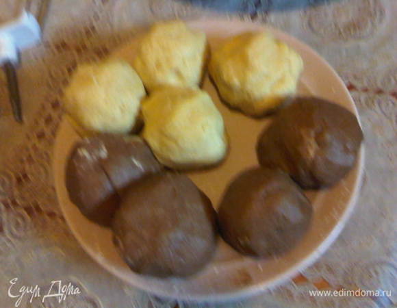 Из готового теста скатываем шарики.
сковороду или форму для выпечки посыпаем мукой и равномерно распределяем наш шарик по всему диаметру, накалываем вилкой и отправляем в духовку с темп.градусов 200 на 15 минут (время зависит от Вашей духовки).Пока печется первый корж, готовим крем.