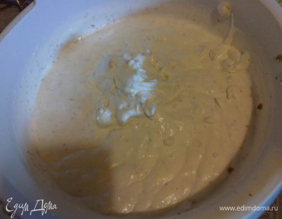 Итак, первый корж готов. Выкладываем его на блюдо и смазываем кремом, так же поступаем со всеми остальными коржами. Совсем забыла, количество коржей четное и начинать нужно с черного коржа, последний, верхний корж должен быть белым.