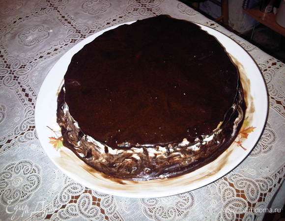 На верхний корж варим шоколадную глазурь: в кастрюльку кладем сахар, какао и молоко, перемешиваем и помешивая варим на слабом огне до растворения сахара, добавляем слив.масло, снимаем с огня, растворяем масло и заливаем глазурью наш торт.Желательно, чтобы хотя бы пару часов он постоял и пропитался. Я обычно пеку вечером и оставляю его пропитываться на ночь при комнатной температуре.