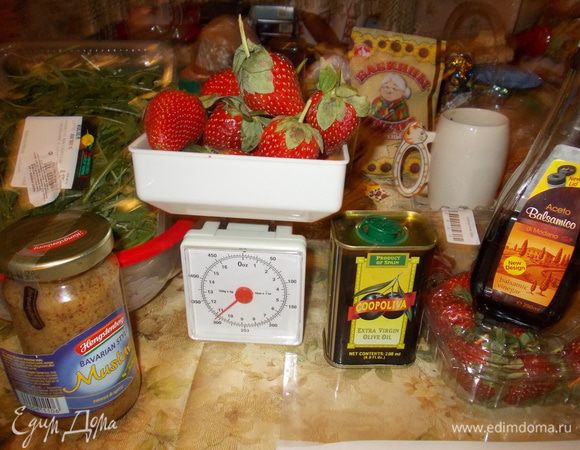 ПОЛОВИНУ ЯГОД ВЗБИТЬ В БЛЕНДЕРЕ С УКСУСОМ,МАСЛОМ И ГОРЧИЦЕЙ,СОЛЬ ПЕРЕЦ ПО ВКУСУ.РУККОЛУ КРУПНО НАРВАТЬ,КЛУБНИКУ ТОНКО НАРЕЗАТЬ.ЗАПРАВИТЬ СОУСОМ.ПРИЯТНОГО АППЕТИТА!!!