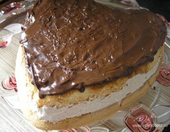 Сверху смазать остатками растопленного шоколада. ***Я пыталась добиться ровности и красивости :) и в итоге слой получился толще, разрезать потом торт было сложно, поэтому советую использовать ганаш: шоколад 100 г + сливки 60 мл + коньяк 10 мл, тогда шоколад не будет так быстро застывать и стечет красивыми каплями*** 