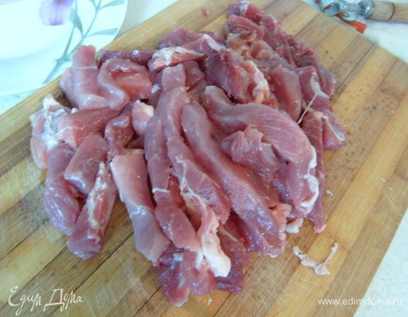 Нарезать мясо на полоски. Жарить на сковороде на оливковом масле до золотистой корочки.