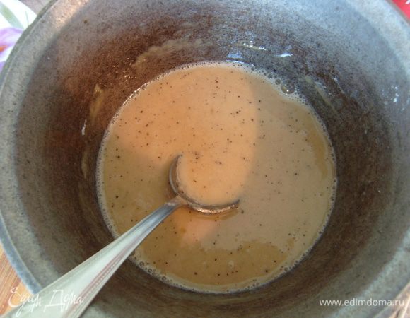 Приготовить соус. Смешать мед, горчицу, уксус, муку, приправить солью и перцем. Поставить на огонь. Постепенно ввести яблочный сок, вымешивать до однородной массы. Варить до загустения. 