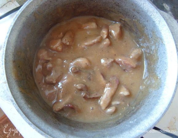 Положить мясо в соус и протушить 5-7 минут. 