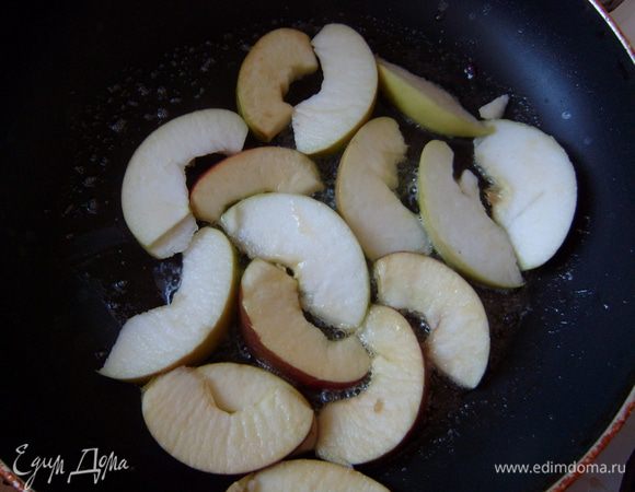 Разогреть на сковороде сливочное масло, добавить сахар. Выложить на сковороду яблоки, нарезанные дольками и очищенные от сердцевины. Жарить до золотистого цвета. 