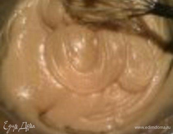 Муку и крахмал смешать и просеять. Тонкой струйкой влить масляно-яичную смесь, при этом хорошо помешивая венчиком. Мешать до получения консистенции сметаны. 