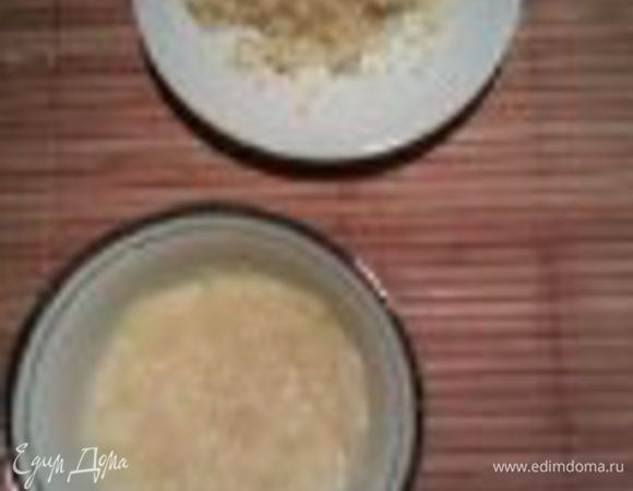 На мелкой терке натереть цедру лимона. Отложить. Она нам понадобится позднее. Теперь уже очищенный лимон перемолоть блендером или измельчителем до состояния "каши с крупинками".
В лимонную кашу добавить соду. Перемешать до полного "погашения" соды. Добавить в тесто и еще раз перемешать.