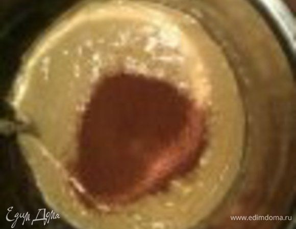 Далее разделить тесто на две части. В одну из них добавить какао. Перемешать. Тесто окрасится в легкий шоколадный цвет.