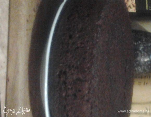 Смешать отдельно сухие ингредиенты и мокрые. Какао и муку лучше просеять. В "жидкое" медленно добавить "сухое". Добавить 1 стакан крутого кипятка, быстро размешать и тут же вылить в форму(предварительно смазанную) тесто станет жидким. Выпекать при 180 градусах 40-50 минут (каждый раз по разному, почему-то), готовность надо проверять палочкой.