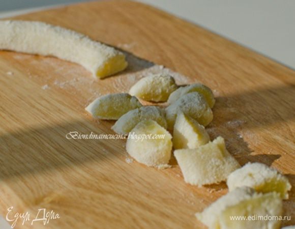 Рабочую поверхность присыпать мукой,разделить тесто на несколько частей.Каждую часть скатать "трубочкой" и разрезать на небольшиe прямоугольники.Затем каждый прижать немного вилкой.Отварить в подсоленной воде.