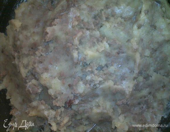 Готовим тем временем начинки.
С ними , как известно, можно эксперементировать сколько угодно ( капуста, творог и тп)
У меня было 3 яблока и оставалось немного фарша ( ок 1.5 стакана).
поэтому я сделала 2 начинки.

1. Картошку варим до готовности. Фарш тушим с луком и раст маслом тоже до готовности. Картошку мнем, добавляем сливочного масла и фарш.
Начинка 1 готова.
