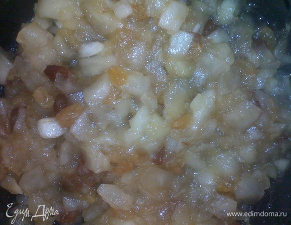 2. Яблоки очищаем от кожи и сердцевины. Режем кубиками. В кипящую воду на огне всыпаем сахар. Мешаем до растворения. Когда сироп станет золотистым добавляем яблоки, изюм и корицу. Карамелизируем на медленном огне. Периодически мешаем. Вода должна полностью выпариться, а яблоки стать мягкими, но не кашей.. При необходимости добавить нужное количество воды и/или сахара. Начинка 2 должна в итоге получиться густой и очень вкусной))). 