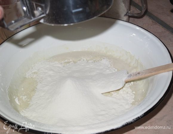 Приготовим тесто.В тёплом молоке размешать дрожжи,добавить мёд ,размешать и отставить на 5-10 мин.Смешать кефир с сахаром и посолить.Добавить дрожжи с молоком и растопленное масло.Постепенно всыпать муку и замесить эластичное тесто. Поставить его в тёплое место на 1-1,5ч.