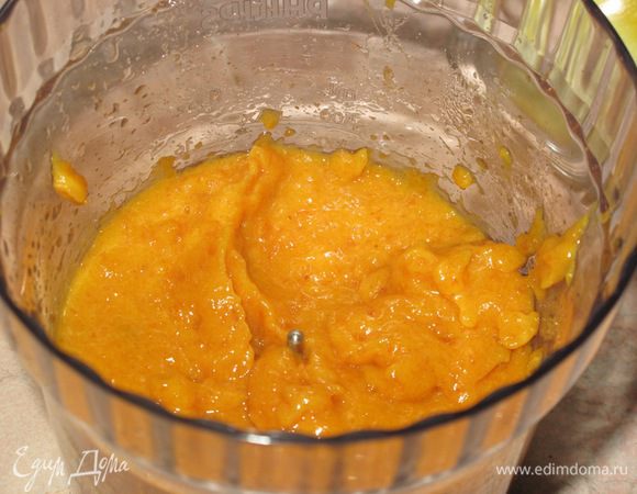 Приготовить конфитюр.Берём курагу .Я запекла её в микроволновке,залив кипятком, только чтоб вода закрывала.На 15 мин.в мик-ку ,потом добавила сахар и долила воды и ещё на 5-7 мин.Взбила блэндером в пюре.
