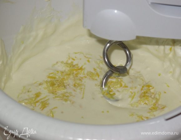 приготовить творожный крем.
 творог+сметана начинаем взбивать и по одному добавляем желтки и 1яйцо.Продолжая взбивать добавляем сахар,ванилин или ваниль и цедру.Добавить муку и ещё тщательно перемешать до однородности.