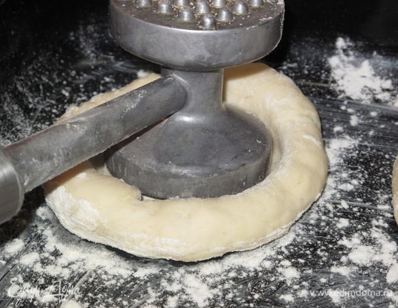 Тесто обмять,разделить на шарики диаметром 4-5 см.Выложить на смазанный маслом противень на расстоянии 4-5см друг от друга.Оставить на 10 мин.Затем присыпать мукой и деревянной толкушкой размять каждый шарик в лепёшку с толстыми краями.заполнить углубления творожной и абрикосовой начинкой,украсить кондитерской посыпкой и смазать края желтком(желток+1.ч.л сливок или молока)