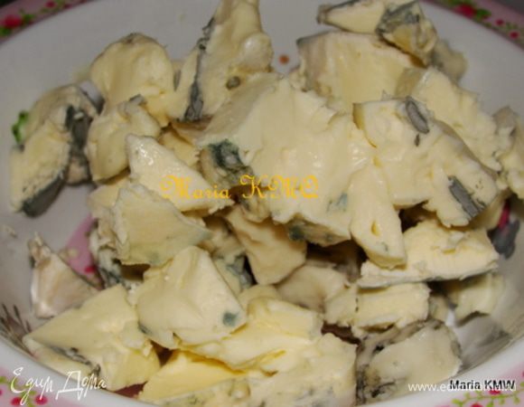 Развести дрожжи в 50 мл теплой воды, дать 5 минут постоять.
Тем временем порезать сыр на кусочки.